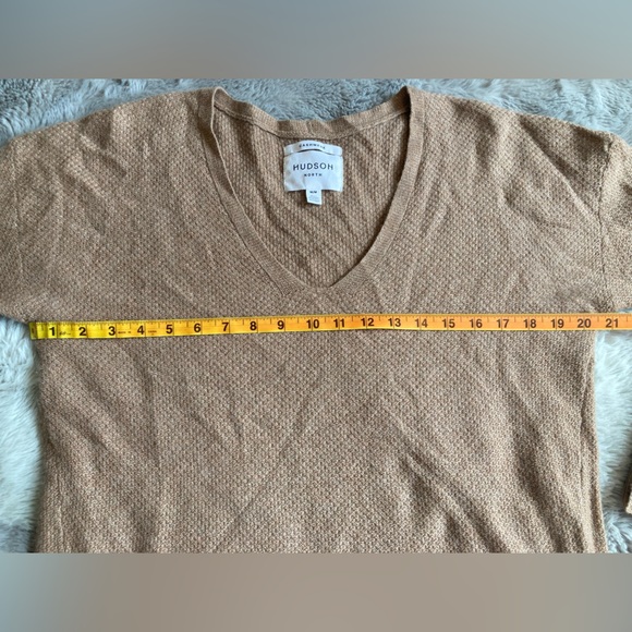 100% Cashmere V-neck Sweater - Picture 6 of 7